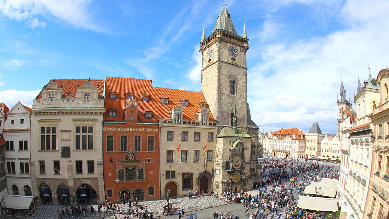Altstädter Aposteluhr mit dem Rathaus auf dem Altstädter Ring Altstädter Aposteluhr mit dem Rathaus auf dem Altstädter Ring