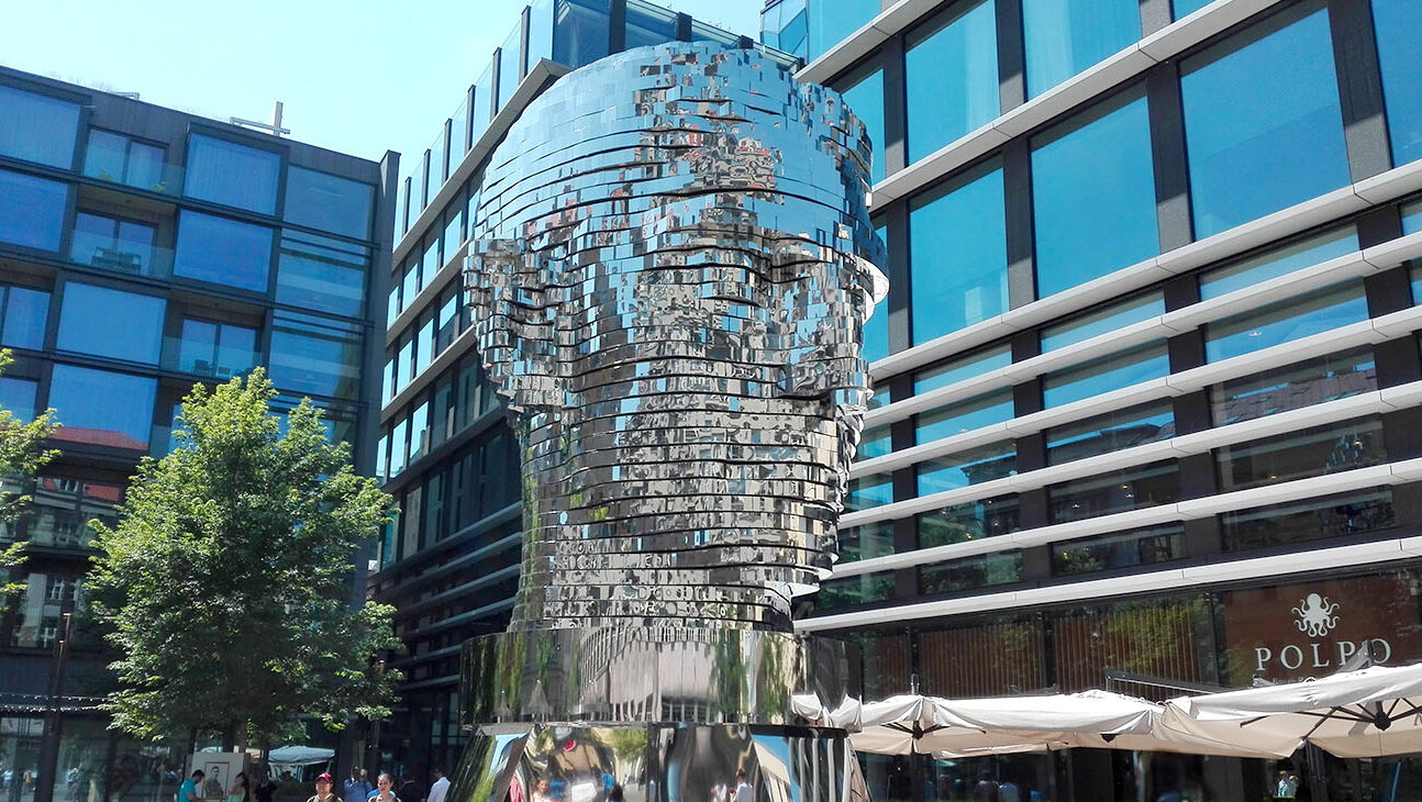 Franz-Kafka-Kopf (bewegende Stahlskulptur von David Černý)