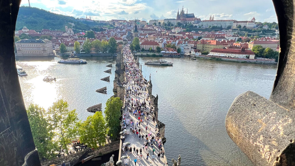 Die Karlsbrücke mit der Prager Burg im Hintergrund