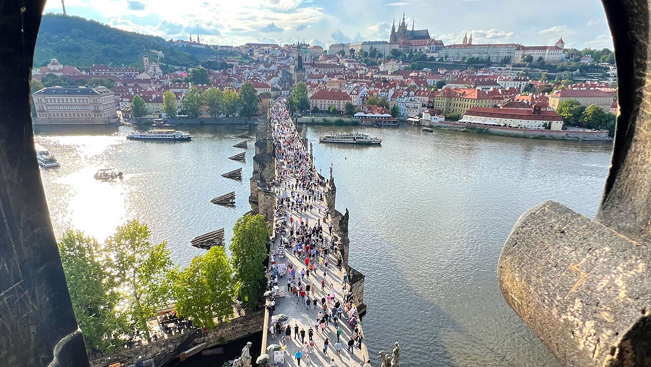 Die Karlsbrücke mit der Prager Burg im Hintergrund Die Karlsbrücke mit der Prager Burg im Hintergrund
