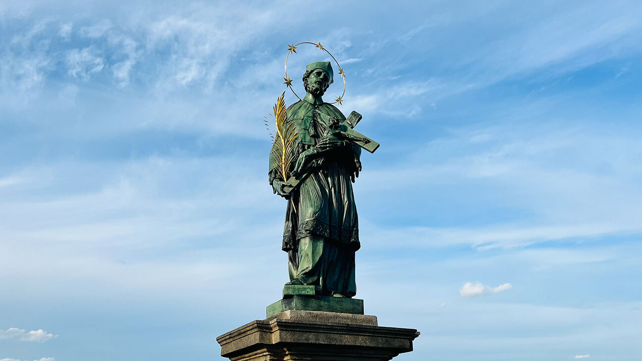 Die Statue des Heiligen Johannes von Nepomuk auf der Karlsbrücke Die Statue des Heiligen Johannes von Nepomuk auf der Karlsbrücke