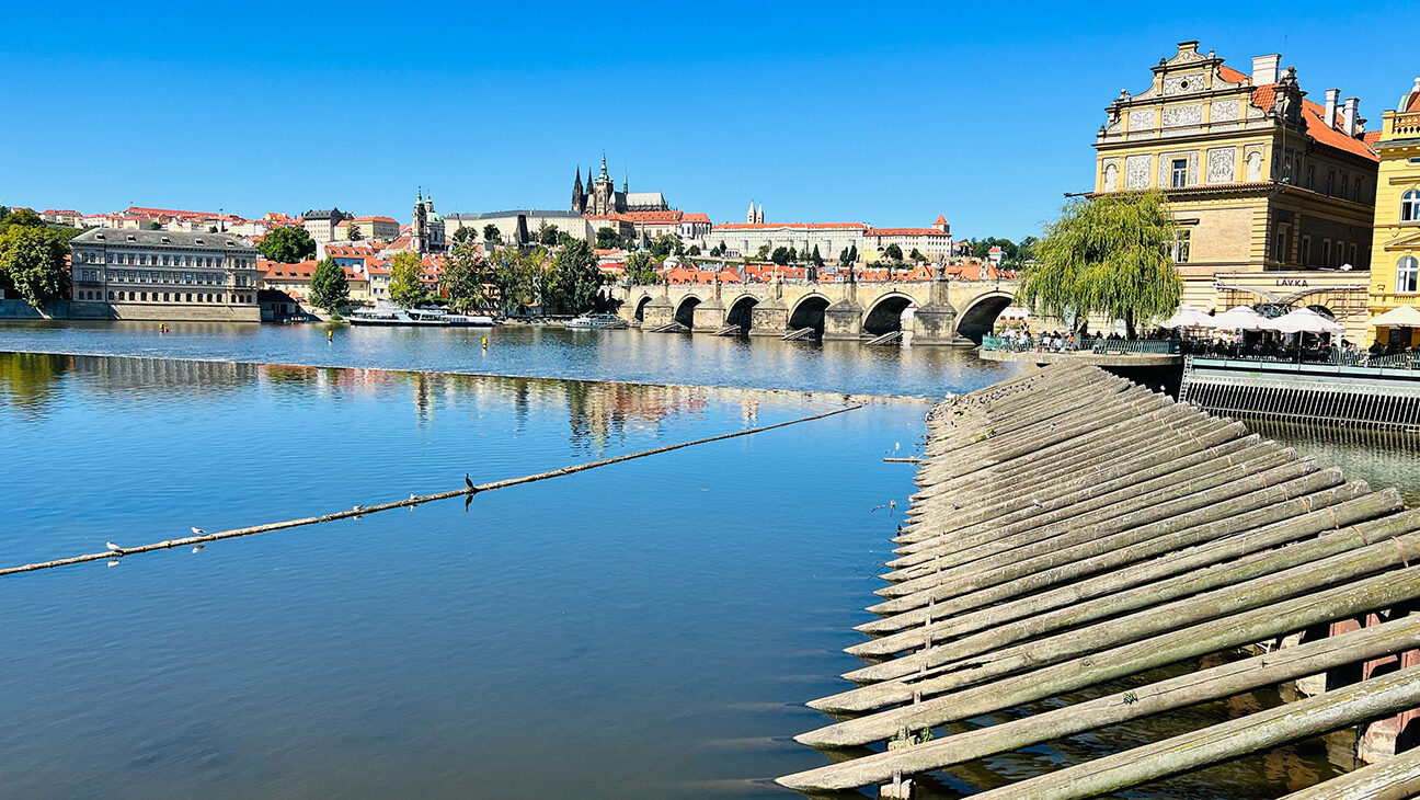 Die Karlsbrücke mit den Sova-Mühlen und der Prager Burg Die Karlsbrücke mit den Sova-Mühlen und der Prager Burg