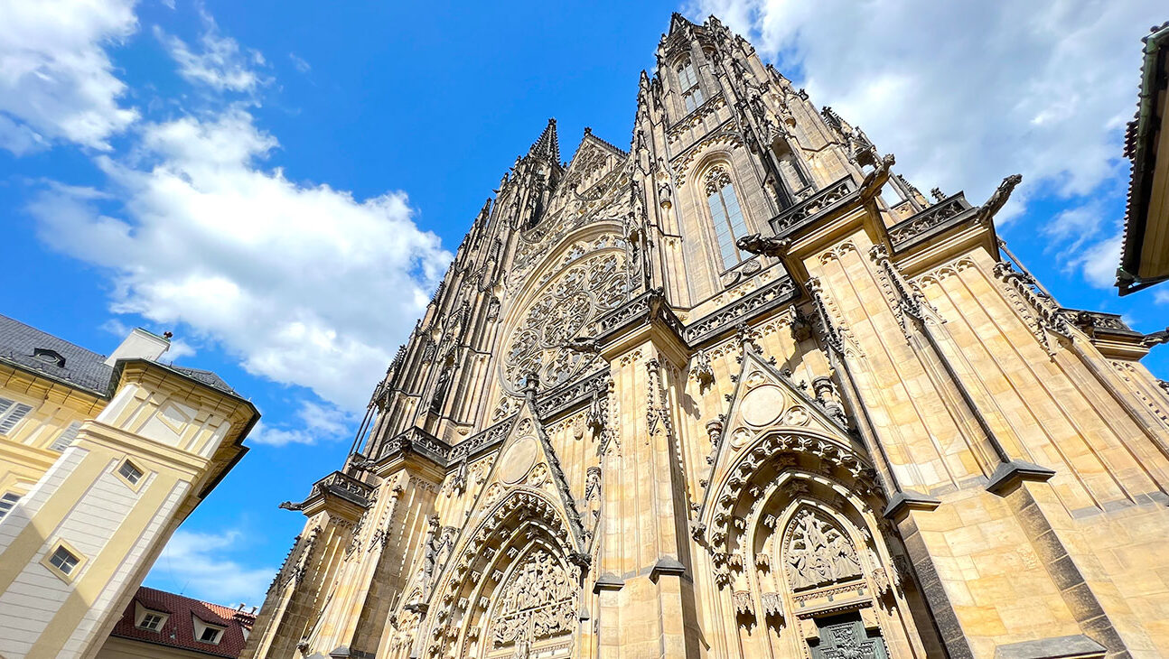 Die Sankt-Veit-Kathedrale befindet sich im Areal der Prager Burg. Die Sankt-Veit-Kathedrale befindet sich im Areal der Prager Burg.