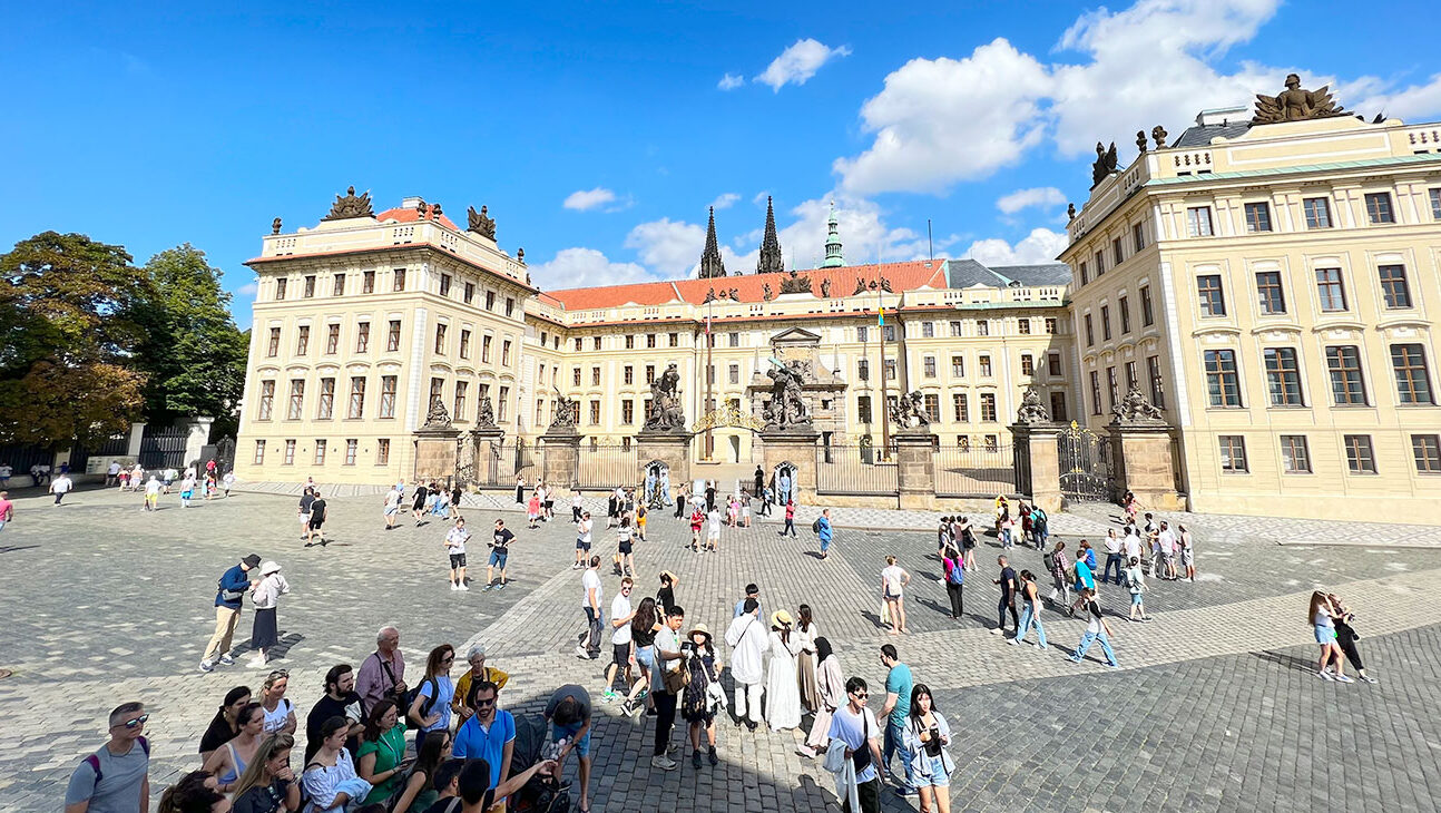 Der Hradschiner Platz und der Haupteingang zur Prager Burg Der Hradschiner Platz und der Haupteingang zur Prager Burg