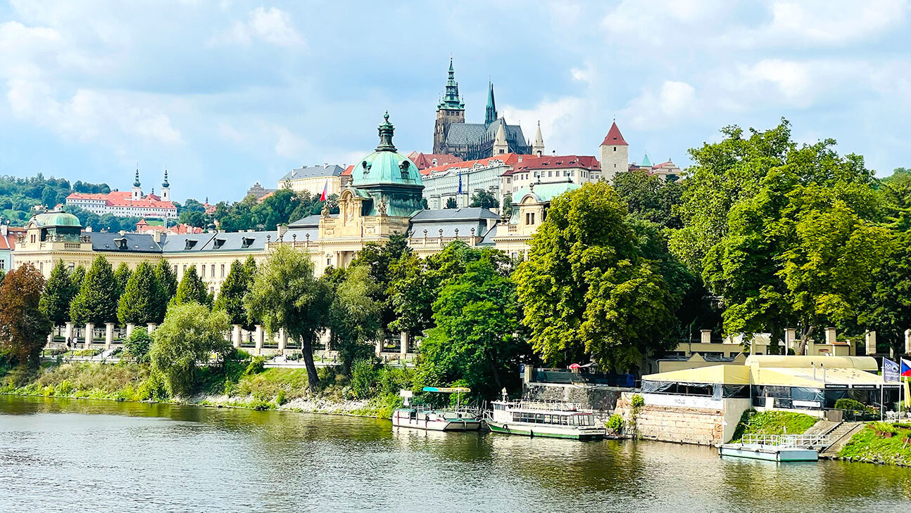 Der Blick auf die Prager Burg von der Čech-Brücke aus. Der Blick auf die Prager Burg von der Čech-Brücke aus.