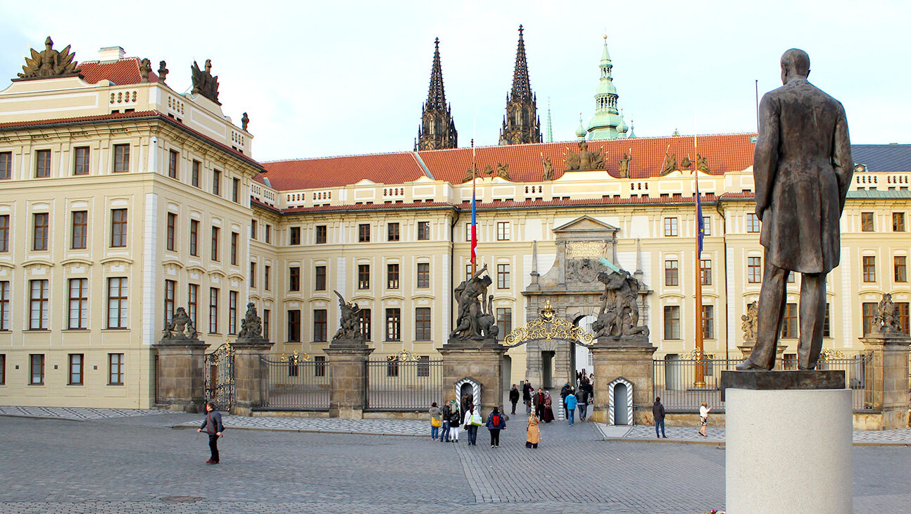 Der Hradschiner Platz und der Haupteingang zur Prager Burg Der Hradschiner Platz und der Haupteingang zur Prager Burg