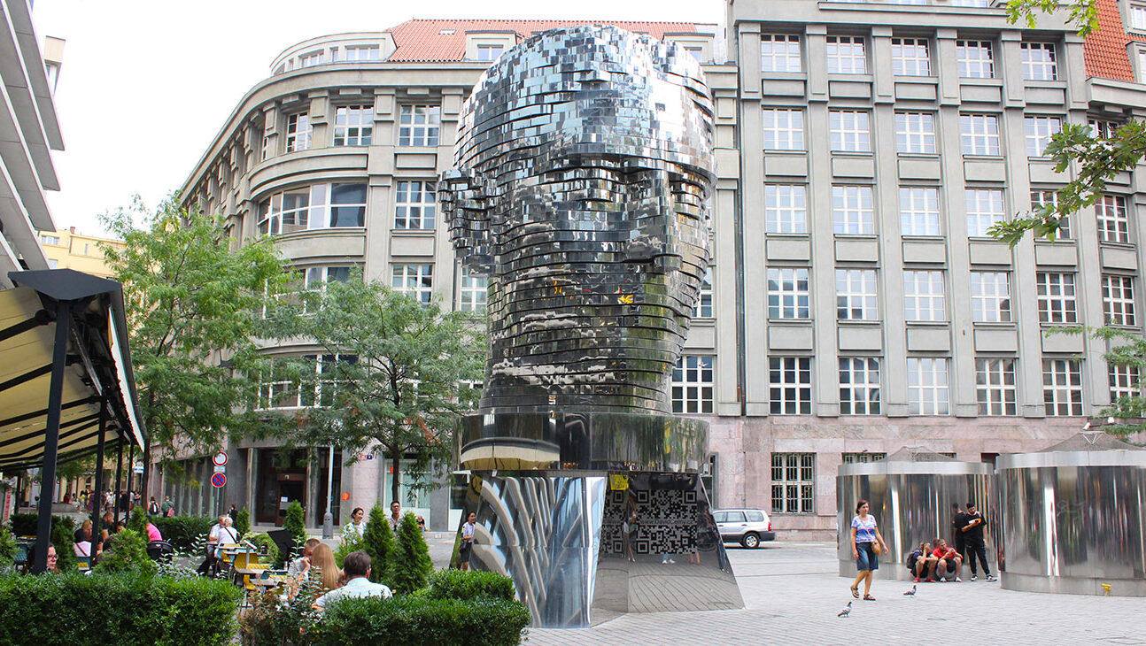 Franz-Kafka-Kopf (bewegende Stahlskulptur von David Černý)