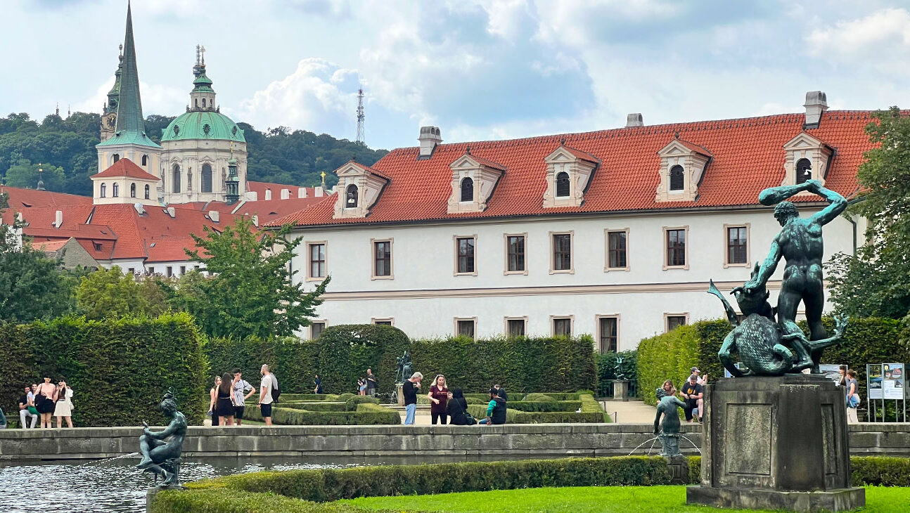 Wallenstein-Garten - St. Nikolaus Kirche im Hintergrund